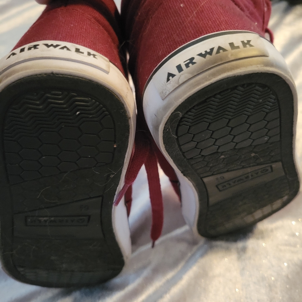 Tennis shoes